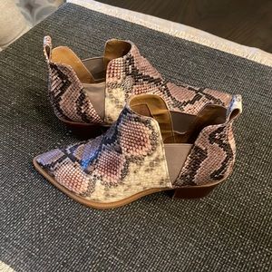 Dolce Vita snake skin bootie. size 7